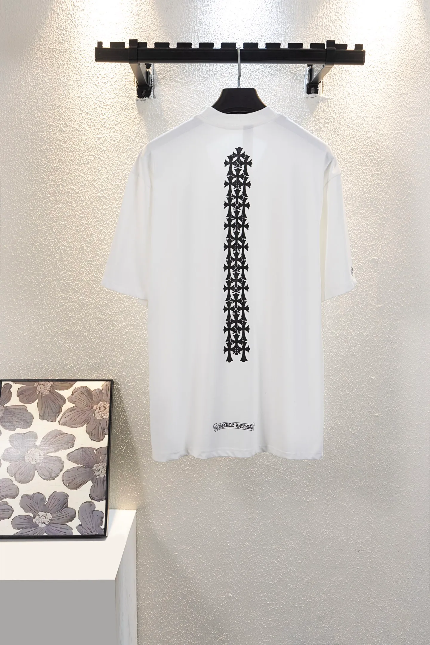 🅿️190 style number k8053 CH Kejia Sanskrit cross heavy industry foam printed T-shirt! Every one of Crow's products is really unique. Every piece has a back view. This leather label design is really cool. The leather label and silver jewelry design make the whole dress the icing on the cake. The texture of the whole short-sleeved piece is really amazing. It is made of 260g pure cotton fabric! 100% authentic to the official version, with all the details. All cuffs, shoulder seams, armholes, and necklines are all double-needle crimping. This is the rigorous craftsmanship that big brands should have. Details determine quality. The original washed tag packaging is full of style! The whole piece adopts three-needle and five-thread technology (neckline-shoulder seam-sleeve seam-double-pressed thread, which looks more three-dimensional and textured) and has the same craftsmanship as the original original, with a classic version, small dropped shoulders, and a micro silhouette! Color: Black White Size: XS-L